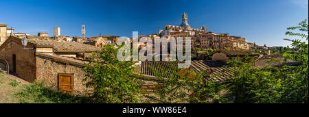 Centro storico di Siena con la cattedrale, panorama Foto Stock