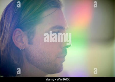 Giovane uomo in luce colered Foto Stock