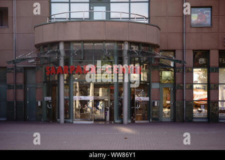 La facciata moderna e l'ingresso della Saarpark-Center shopping centre in Neunkirchen Foto Stock