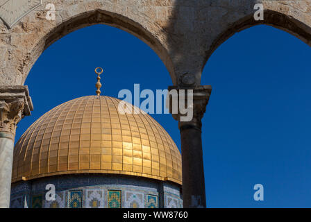 Cupola dorata della Cupola della roccia con vista attraverso al magazzino Foto Stock