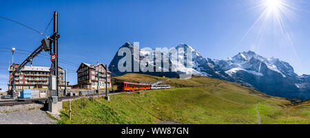 Panorama, Ferrovia della Jungfrau, Kleine Scheidegg con Eiger, MÃ¶nch e Jungfrau, Alpi Bernesi, Svizzera Foto Stock