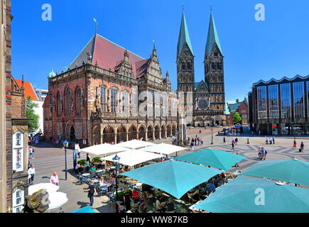 Street cafe sulla piazza del mercato con il municipio e la Basilica di San Pietro, Brema, stato di Brema, Germania settentrionale, Germania Foto Stock