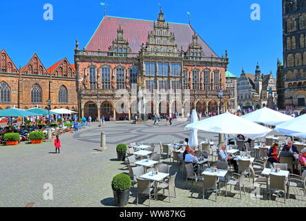 Street cafe sulla piazza del mercato con il Municipio di Brema, stato di Brema, Germania settentrionale, Germania Foto Stock
