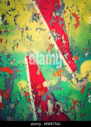 Parete con graffiti colorati, vernice scrostata off Foto Stock