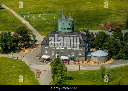 Vista aerea, Kahler Asten Berghotel & ristoranti, stazione meteo, altopiano, Deutscher Wetterdienst Kahler Asten, Rothaarsteig, Winterberg, Sauerland, Nord Reno-Westfalia, Germania Foto Stock