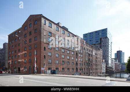 Storici e moderni edifici, Harburg harbor, Canale Harburg, distretto Harburg, Amburgo, Germania, Europa Foto Stock