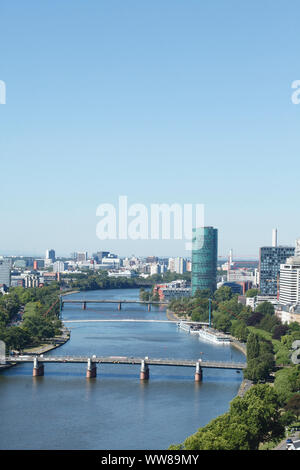 Principale con ponte Untermain e Holbeinsteg e Westhafen Tower, vista dal Domturm, Francoforte Hesse, Germania, Europa Foto Stock