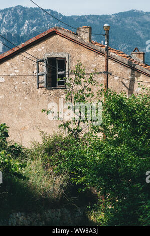 Lopigna, piccolo borgo situato nel verde delle montagne della Corsica con tipiche case Foto Stock