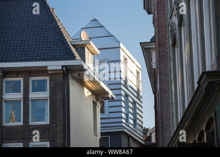 Paesi Bassi, Groningen, moderno tra edifici storici nel centro della città Foto Stock