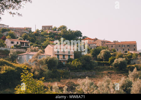 Lopigna, piccolo borgo situato nel verde delle montagne della Corsica con tipiche case Foto Stock