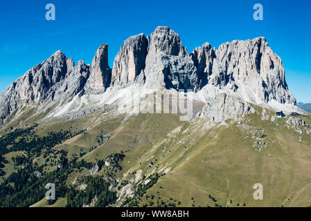 Dolomiti, Gruppo del Sasso Lungo, Pian di Sass, Grohmann, FÃ¼nffingerspitze, Sassolungo e Sassopiatto, Zahnkofel, Col Rodella, vista aerea, Val di Fassa, Campitello, Trentino, Italia Foto Stock