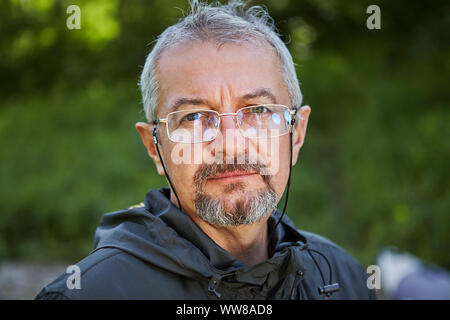 Ritratto di un uomo con un grave, educata, faccia intellettuale, con gli occhiali in una sottile cornice di metallo su un laccio con un piccolo ingrigimento barba, 56 anni, Foto Stock