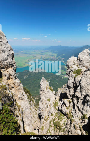 Vista dal crinale percorso da Heimgarten a Herzogstand sul Kochelsee, Alta Baviera, Baviera, Germania Foto Stock