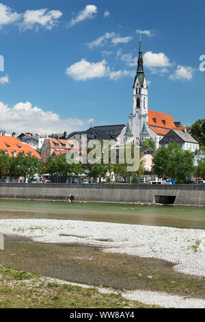 Vista sull'Isar alla chiesa parrocchiale MariÃ¤ assunta, Bad TÃ¶lz, Alta Baviera, Baviera, Germania Foto Stock