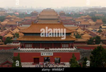 Pechino, Cina. Xiii Sep, 2019. I turisti cinesi di visitare la Città Proibita di Pechino su Venerdì, 13 settembre 2019. Della Cina di capitale è sulla via di cadere fuori del mondo's top 200 più inquinate città di quest'anno, con pericolose concentrazioni di smog che rientrano al loro livello più basso sul record di quest'anno. Foto di Stefano rasoio/UPI Credito: UPI/Alamy Live News Foto Stock