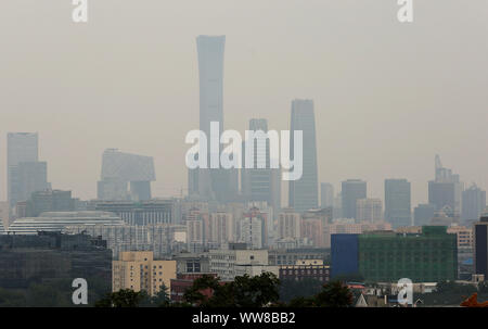 Pechino, Cina. Xiii Sep, 2019. Una pesante foschia si blocca su Pechino il Venerdì, 13 settembre 2019. Della Cina di capitale è sulla via di cadere fuori del mondo's top 200 più inquinate città di quest'anno, con pericolose concentrazioni di smog che rientrano al loro livello più basso sul record di quest'anno. Foto di Stefano rasoio/UPI Credito: UPI/Alamy Live News Foto Stock