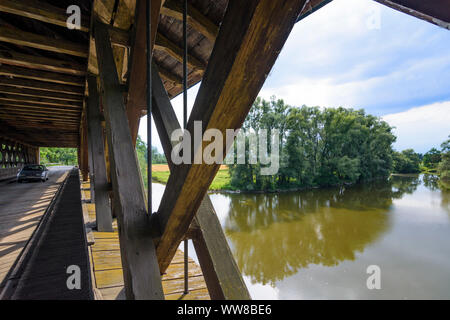 Neuhaus am Inn, strada in legno ponte sopra il fiume Rott nella Bassa Baviera, Baviera, Germania Foto Stock