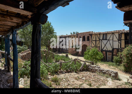 Territorio Artlanza. La scultura più grande del mondo è un borgo medievale, architettonico-culturali nei Quintanilla del Agua, Castilla y León, Spagna. Foto Stock