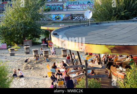 Wien, Vienna, beach bar Strandbar Herrmann a canale Donaukanal, 03. Uscita Landstraße, Wien, Austria Foto Stock