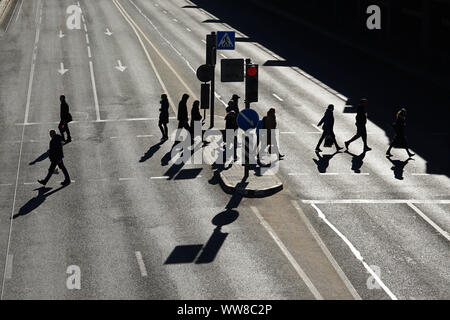 Immagine delle persone che attraversano la strada. Vista dall'alto. Foto Stock