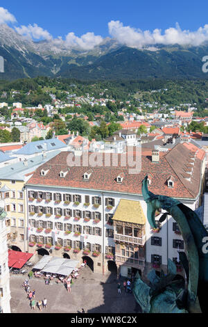 Innsbruck, casa Goldenes Dachl (Tetto d'Oro), street Herzog-Friedrich-Straße, mountain Nordkette, vista dalla Stadtturm (Torre della città) di Altes Rathaus (antico municipio), Regione di Innsbruck, in Tirolo, Austria Foto Stock