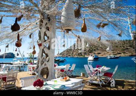 Informale salotto sulla spiaggia con struttura decorativa in scenic villaggio turistico di Gümüslük vicino bodrum, Turchia Foto Stock