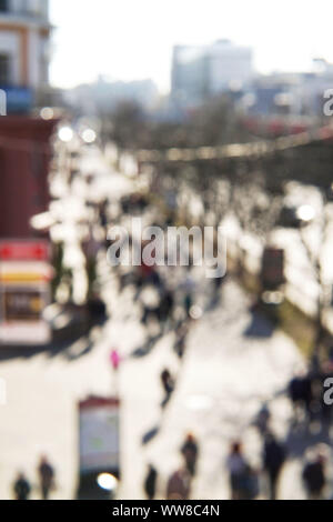 Immagine sfocata della folla di persone sulla strada. Verticale. Vista da sopra. Foto Stock