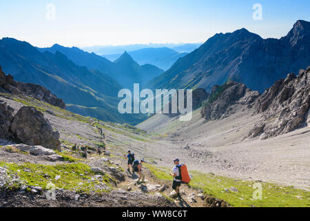 Lechtaler Alpen, Lechtal Alpi, escursionista a col Seescharte, vista in valle Lochbach, Regione TirolWest, Tirolo, Austria Foto Stock