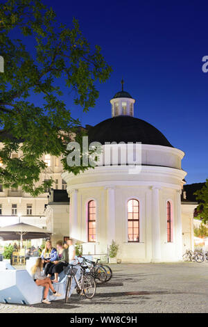 Baden, quadrato Josefsplatz, ristorante in ex spa Josefsbad, giovani, seduti, Wienerwald, boschi di Vienna, Austria Inferiore, Austria Foto Stock