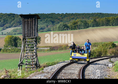 Ernstbrunn, turisti in draisina, binario ferroviario, parco naturale "Leiser Berge' nel Weinviertel (vino trimestre), Austria Inferiore, Austria Foto Stock