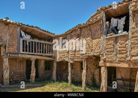 Territorio Artlanza. La scultura più grande del mondo è un borgo medievale, architettonico-culturali nei Quintanilla del Agua, Castilla y León, Spagna. Foto Stock