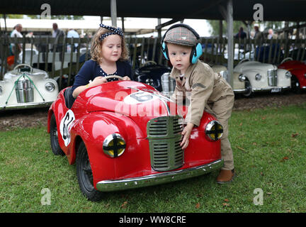 Walter, di età compresa tra i 3, da Kent, ispeziona la Austin J40 auto pedale di sua sorella Beatrice, 6, che Ella farà guidare in Settrington Cup, durante il primo giorno di Goodwood al Goodwood circuito motore a Chichester. Foto di PA. Picture Data: venerdì 13 settembre, 2019. Foto di credito dovrebbe leggere: Andrew Matthews/PA FILO Foto Stock