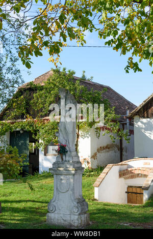 Seefeld-Kadolz, Presshaus (premere casa) in Kellergasse (cantina lane), statua Hl. Felix nel Weinviertel (vino trimestre), Austria Inferiore, Austria Foto Stock