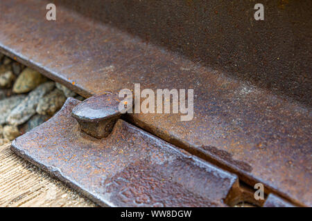 Primo piano di un arrugginito, vecchia ferrovia spike su abbandonato i binari della ferrovia in New Hampshire Foto Stock