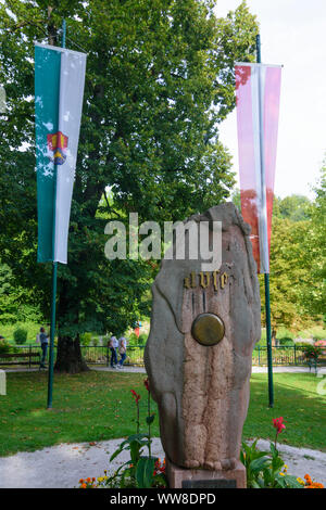 Bad Aussee, monumento del centro geografico dell'Austria, Ausseerland-Salzkammergut, Steiermark, Stiria, Austria Foto Stock