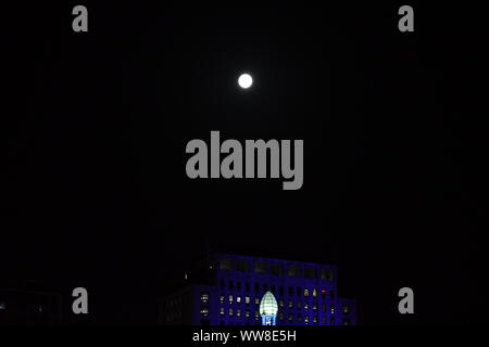 Londra, Regno Unito. Xiii Sep, 2019. Il cinese Mid-Autumn Festival luna piena al terrapieno Bridige il 13 settembre 2019, Londra, Regno Unito. Credito: Picture Capital/Alamy Live News Foto Stock