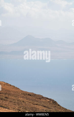 Vista di La Graciosa dall'isola di Lanzarote Foto Stock