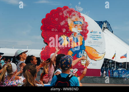 Minsk, Bielorussia - 21 giugno 2019. Il primo giorno della seconda European Games. Ventola principale zona Palazzo degli Sport, Minsk. Bolle di sapone show. Foto Stock