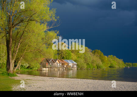 Boathouses sul Lago Ammersee con un aumento temporale, Inning Stegona, Fuenfseenland, Alta Baviera, Baviera, Germania Foto Stock