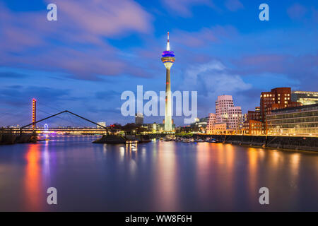 Porto di Medienhafen skyline a Dusseldorf, Germania Foto Stock