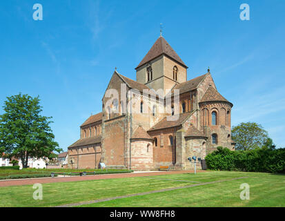 Germania, Baden-WÃ¼rttemberg, RheinmÃ¼nster, minster Schwarzach dal sud-est, ex monastero chiesa di San Pietro e Paolo, ex abbazia benedettina, edificio romanico sul Reno superiore fatto di pietra arenaria rossa e mattoni, costruito 1220-1225 Foto Stock