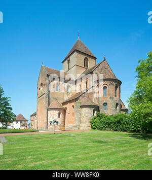 Germania, Baden-WÃ¼rttemberg, RheinmÃ¼nster, minster Schwarzach dal sud-est, ex monastero chiesa di San Pietro e Paolo, ex abbazia benedettina, edificio romanico sul Reno superiore fatto di pietra arenaria rossa e mattoni, costruito 1220-1225 Foto Stock