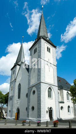 In Germania, in Renania Palatinato, Montabaur, chiesa parrocchiale 'St. Pietro in Ketten', a doppia torre facciata gotica precoce Foto Stock