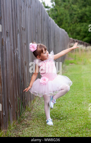 Ragazza giovane facendo il balletto Foto Stock