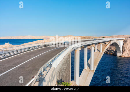 Paski più ponte che collega la Croazia continentale e isola di Pag, Zara, contea di Zara, Dalmazia, Croazia Foto Stock