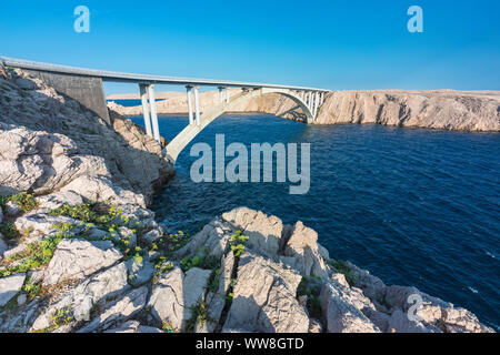 Paski più ponte che collega la Croazia continentale e isola di Pag, Zara, contea di Zara, Dalmazia, Croazia Foto Stock