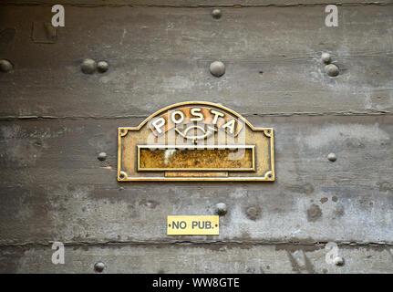 Close-up di una vecchia porta di legno con i prigionieri di ferro, una lettera slot con corno postale e una piccola piastra che dice: 'no pubblicità", Aosta, Valle d'Aosta, Italia Foto Stock