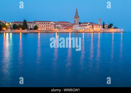 Porec, old town costa vista con la Basilica Eufrasiana, sito patrimonio mondiale dell'Unesco, Istria, Croazia Foto Stock