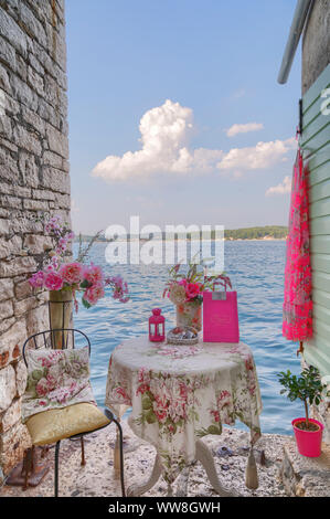 Scorcio verso il mare lungo le strade della città di Rovigno, un negozio di abbigliamento per donna, Rovigno, Istria, Croazia Foto Stock