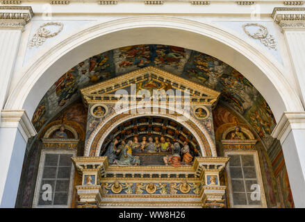 Particolare della facciata della Cattedrale di Aosta con un gruppo di grandezza sculture in terracotta che rappresenta l'Assunzione della Vergine Maria, Italia Foto Stock